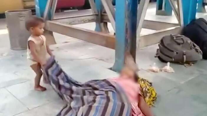 Açlıktan ölen annesini uyandırmaya çalışan çocuk İzleyenleri yasa boğdu!
