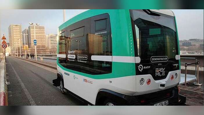 Paris'te şoförsüz otobüs yolcu taşımaya başladı