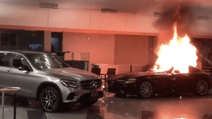 ABD'de protestocular Mercedes Benz'i yağmaladı