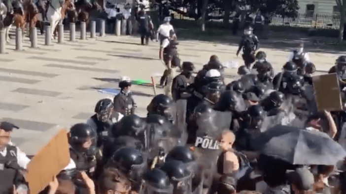 Protestocular Beyaz Saray'da