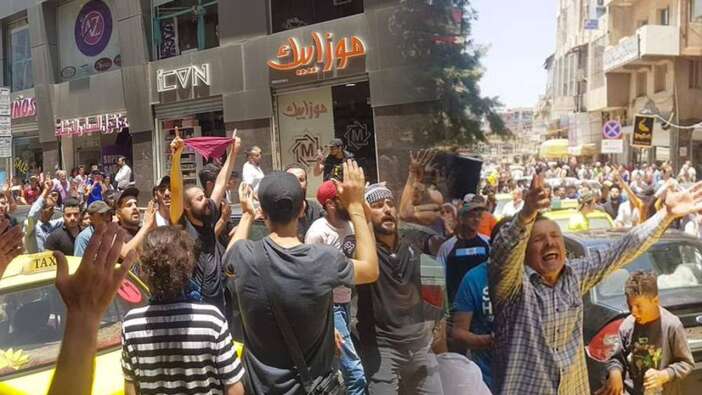 Suriye'de açlık korkusu: Halk yine sokakta!