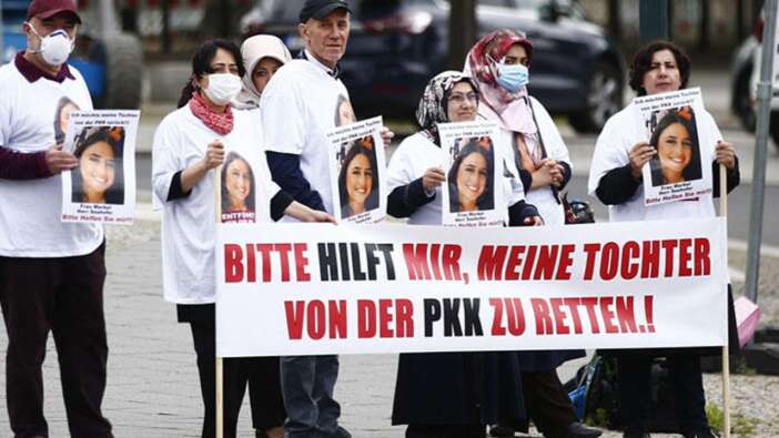 Son dakika... Almanya’da kızı PKK tarafından kaçırılan anneden Başbakanlık önünde pankartlı eylem