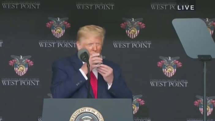 Trump suyunu güçlükle içti