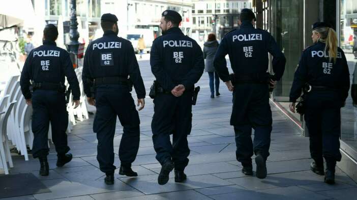 Polisin yanında yellendi cezayı yedi!