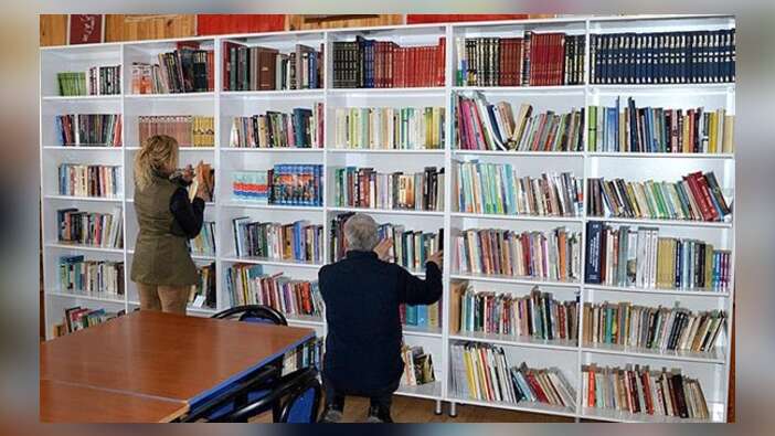 Caminin altını kütüphaneye çevirdi