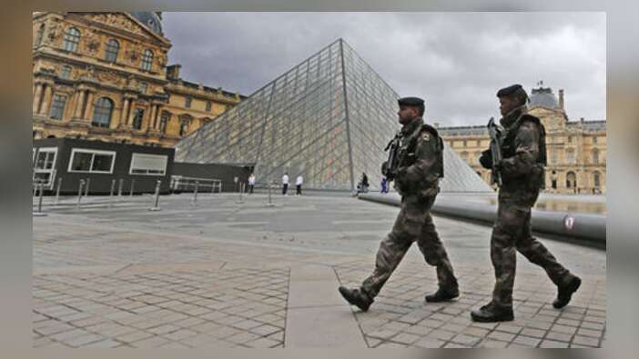 Paris'te alarm: Louvre Müzesi yakınlarında çatışma!