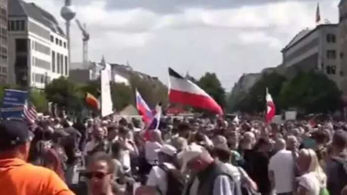 Almanya'da binlerce kişiden koronavirüs protestosu