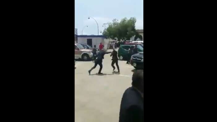 Devlet Başkanı, bakanı tekme tokat dövdü