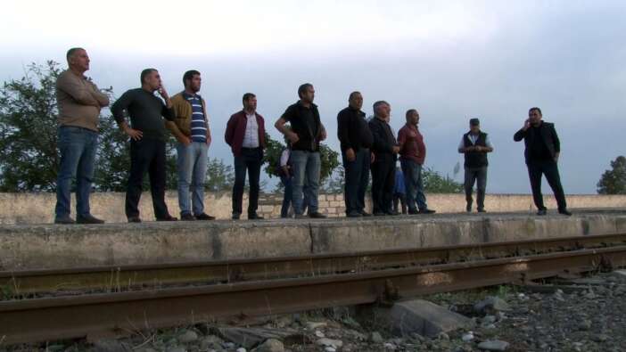 Tren istasyonunda umutlu bekleyiş: Bize miras kalan topraklarımız lazım