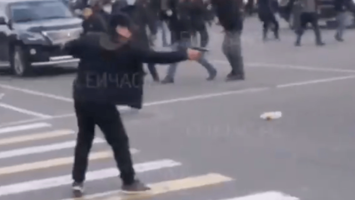 Eski Cumhurbaşkanı Atambayev'in aracına kurşun