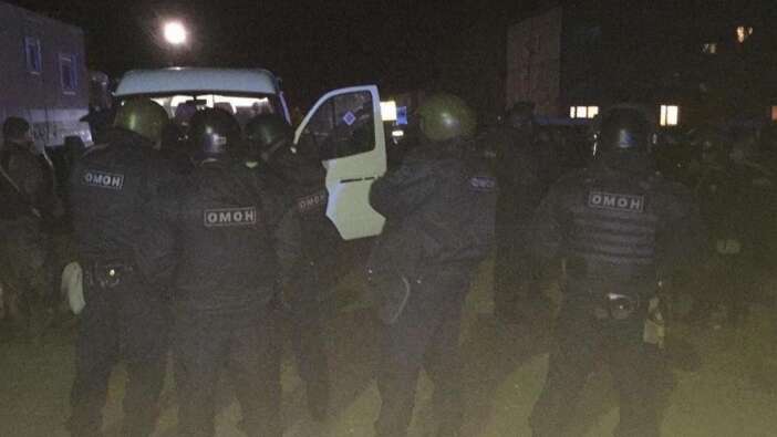 Otobüs durağında bekleyenlere ateş açtı