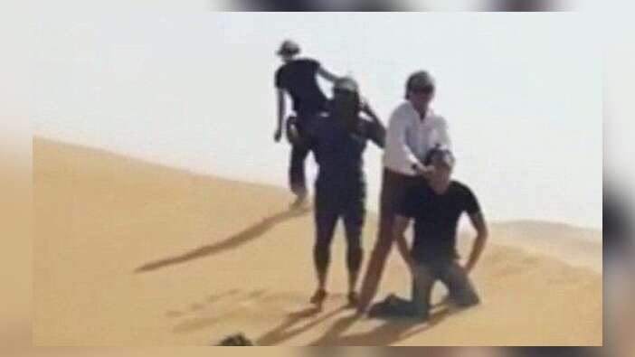 Rod Stewart DAEŞ'e özenip kafa kesme videosu çekti! / VİDEO