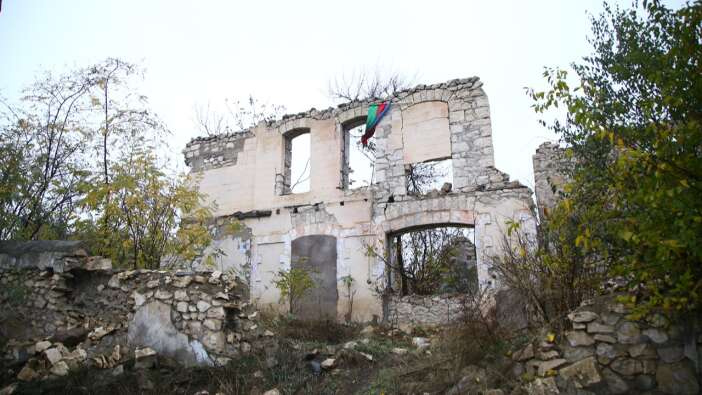 Fuzuli kentinde neredeyse sağlam yapı kalmadı