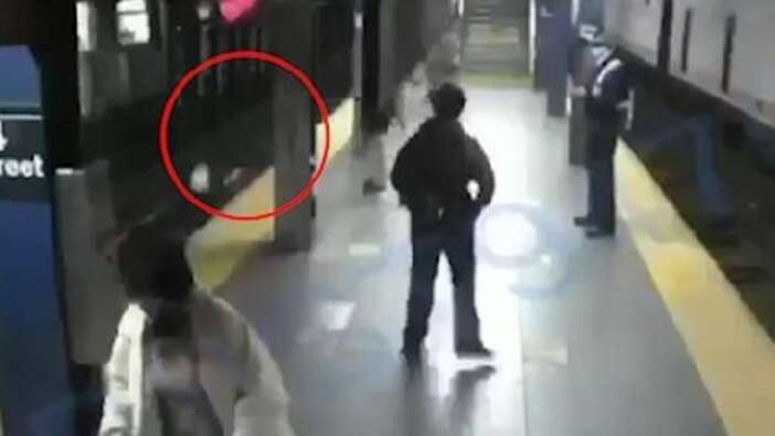 Korkunç olay! Tren bekleyen yolcuyu raylara itti