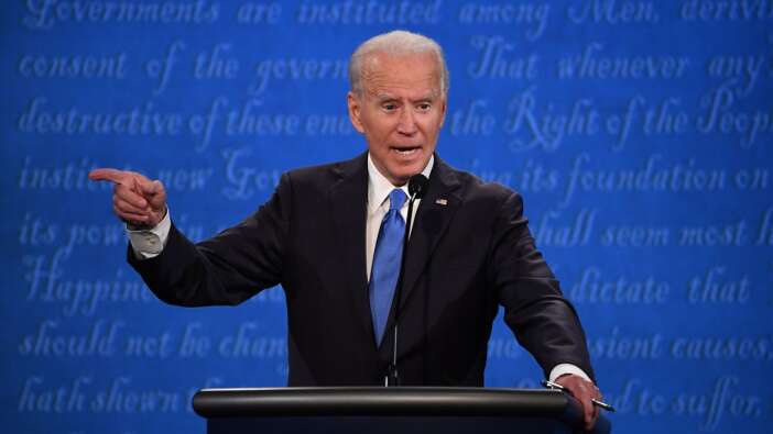 Joe Biden, köpeğini severken kendisini sakatladı!