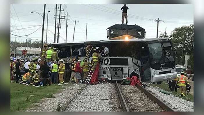 Tren otobüse çarptı: 3 ölü
