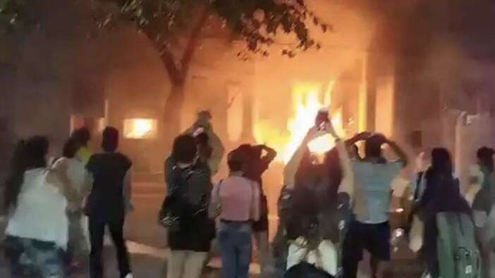 Arjantin’de kadın cinayetini protesto eden göstericiler valilik binasını yaktı!