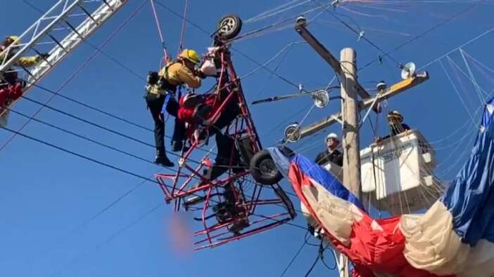 Paraşütü elektrik tellerine dolaşan Noel Baba böyle kurtarıldı