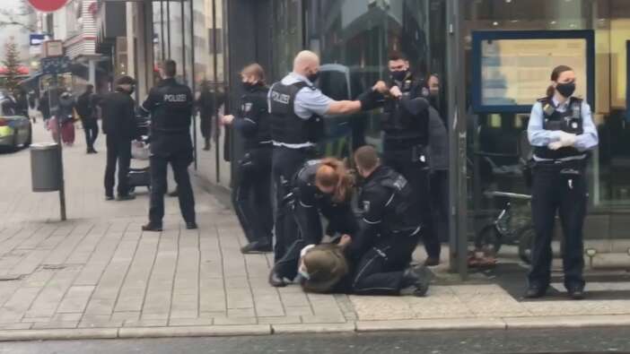 Alman polisinden başörtülü kadına şiddet