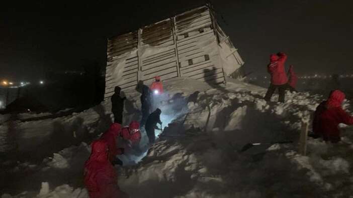 Rusya’da evlerin üstüne çığ düştü