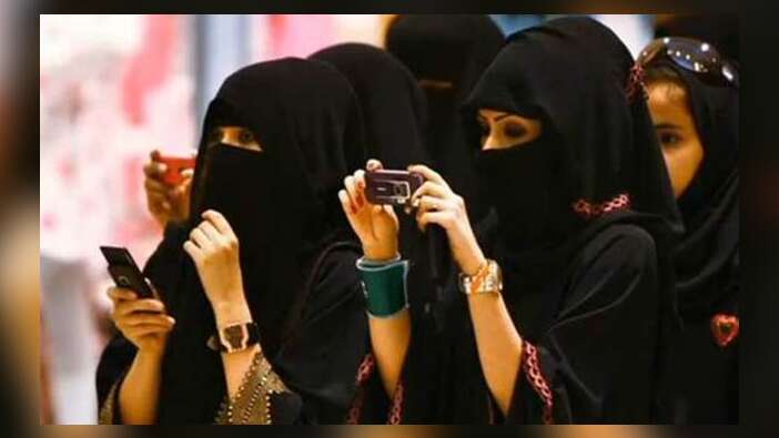 Suudi Arabistan'da Kadınlar Konseyi kadınsız tanıtıldı!