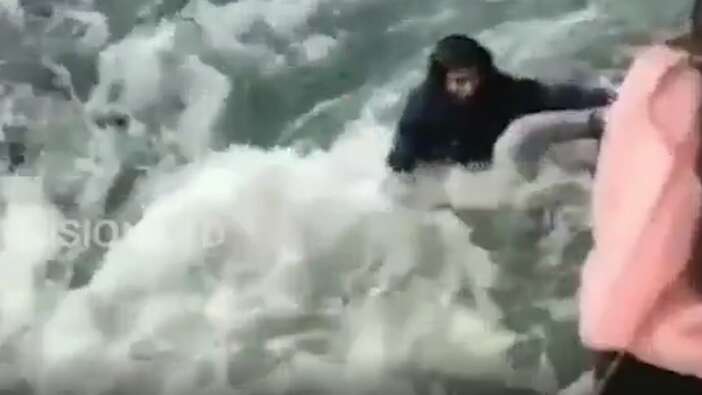 Genç kadından nehir kenarında ölüme selfie