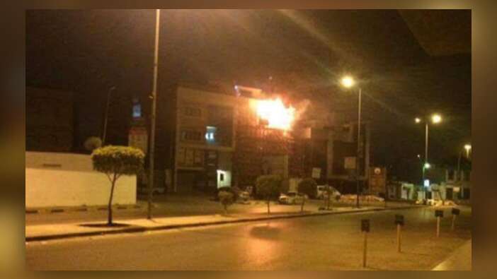 Libya'da televizyon binasını silahla basıp ateşe verdiler!