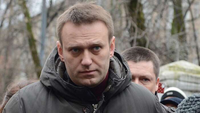 Navalny’nin ev ve ofislerine şok baskınlar!