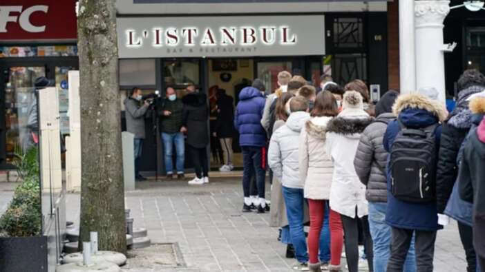 Fransa'da çılgın bir Türk! Yüzlerce öğrenciye bedava döner dağıtıyor