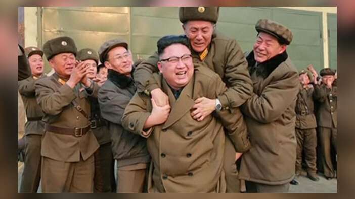 Kuzey Kore lideri Kim, sevinçten komutanı sırtına aldı!