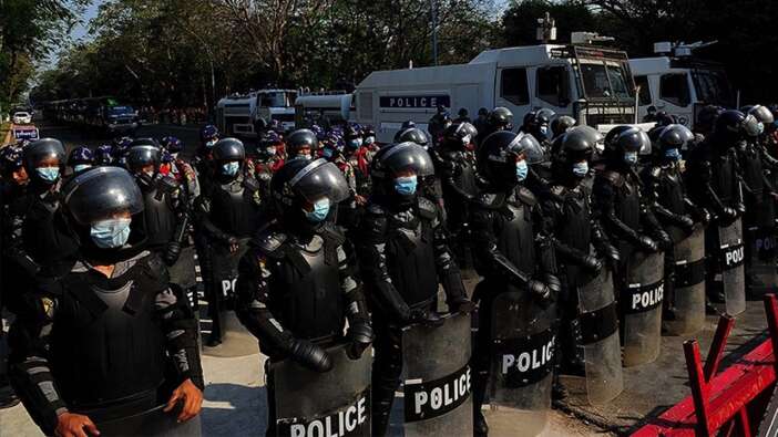 Myanmar'da cunta silahlı müdahaleye başladı