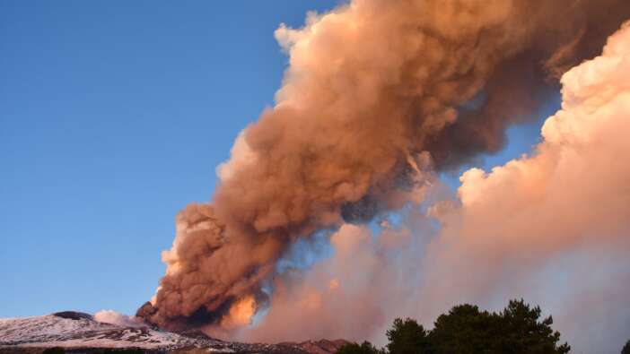 İtalya'da Etna Yanardağı patladı!