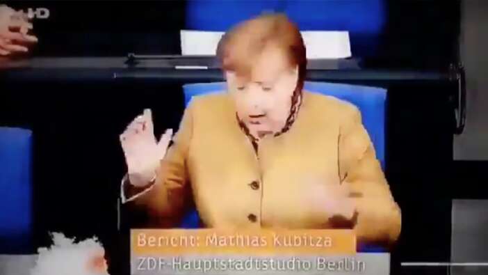 Merkel, maskesini kürsüde unuttu
