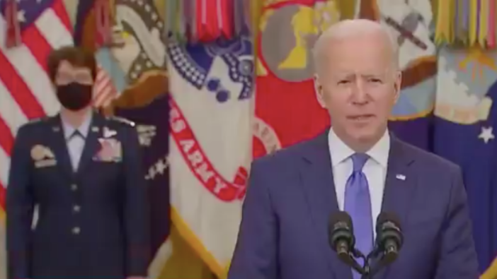 Biden, hemen yanındaki bakanın adını unuttu