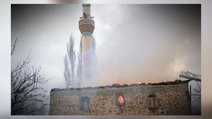 Yunanistan'da Osmanlı mirası tarihi ahşap cami yandı!