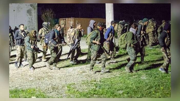 İşte Rakka'ya paraşütle inen ABD askerleri ile YPG'liler!