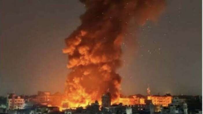 Hindistan'da pazarda korkutan yangın!