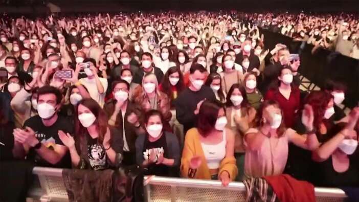 Salgının başından bu yana sosyal mesafesiz ilk konser