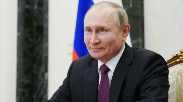 Putin, yeniden Devlet Başkanı adayı olabilmesinin önünü açan yasayı onayladı
