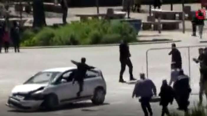 Kalabalığın arasına dalan aracı uçan tekmeyle durdurdu