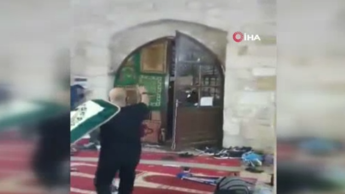İsrail'in Mescid-i Aksa'ya saldırı anı kamerada