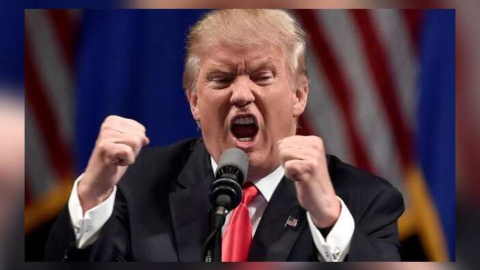 Trump'ın tweetlerini tek tek yaktı / VİDEO
