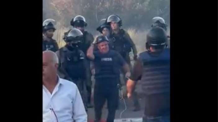 İsrail güçleri CNN muhabirini böyle sıkıştırdı