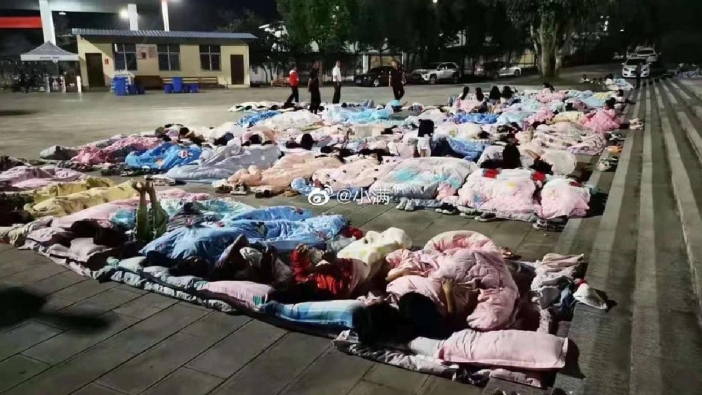 Çin'de 7.4 büyüklüğünde deprem