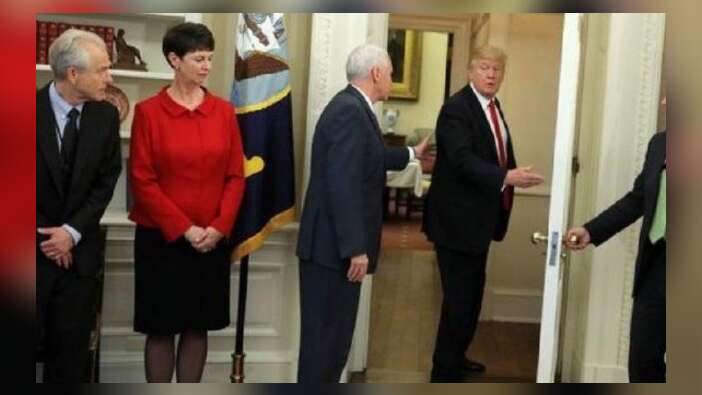 Trump'tan tuhaf hareket: Bir anda odayı terk etti!