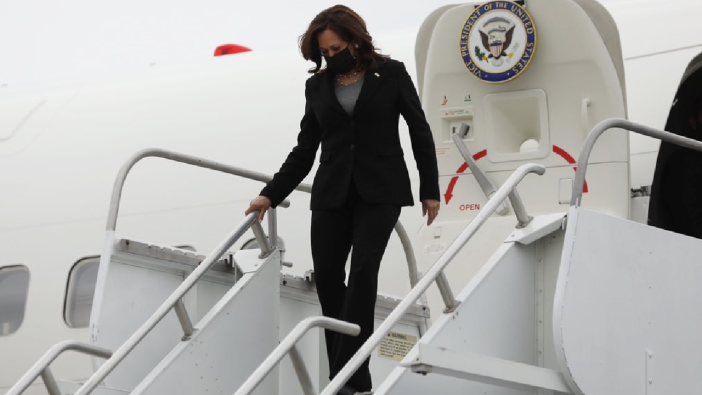 ABD Başkan Yardımcısı Kamala Harris'in uçağı zorunlu iniş yaptı