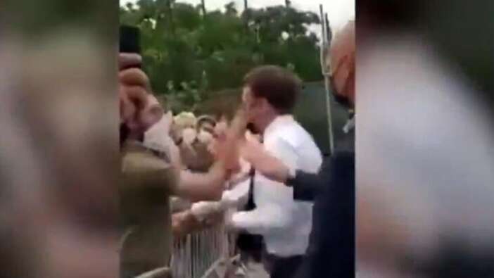Macron'a şok! Bir anda suratına tokat yedi