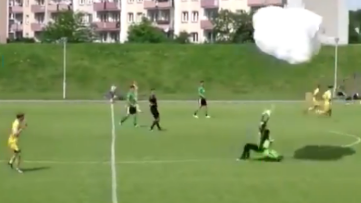 Futbol maçının ortasına inen paraşütçü sarı kart gördü!