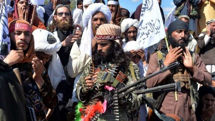 Taliban ele geçirdiği şehirde flamalarla geçit töreni yaptı!