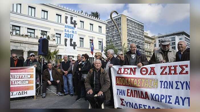 Yunanistan'da emekliler maaş kesintilerini protesto etti